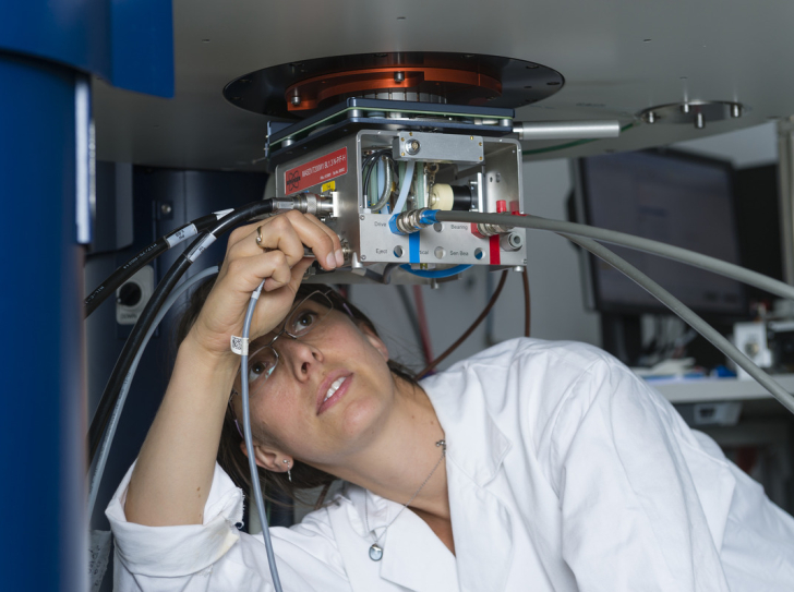Connecting the optical fibre to an NMR probe
